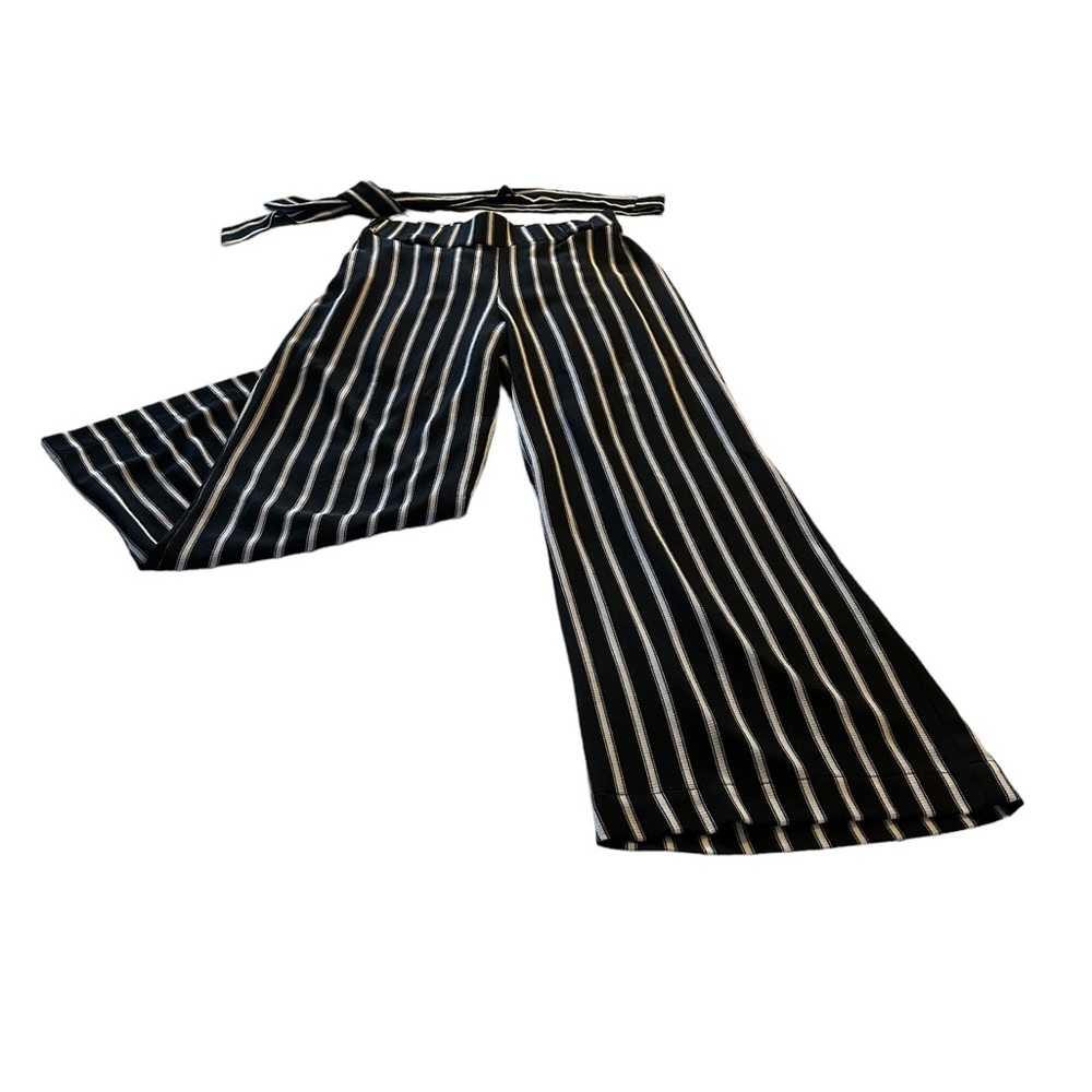 Suzy Shier Womens SZ Med. Black and White pants with belt. 211